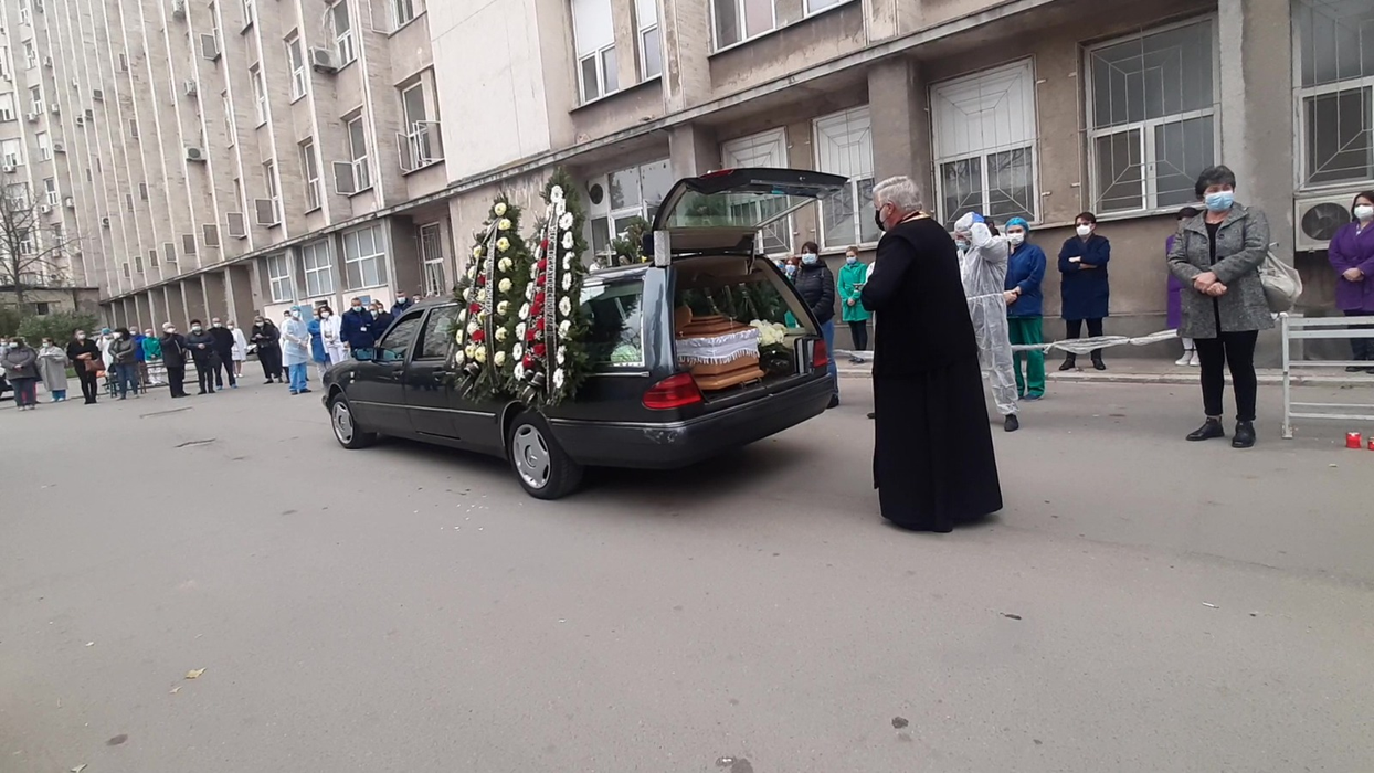 Zeci de medici și asistente au venit la morga spitalului pentru a-și lua rămas bun de la colegul lor