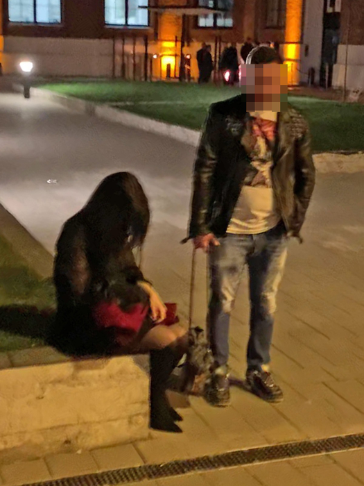 Femeia nu poate sta în șezut, iar bărbatul o păzește