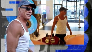 Jean-Claude Van Damme a cerut un private jet, mâncare specială și o excursie pentru iubita lui în ...