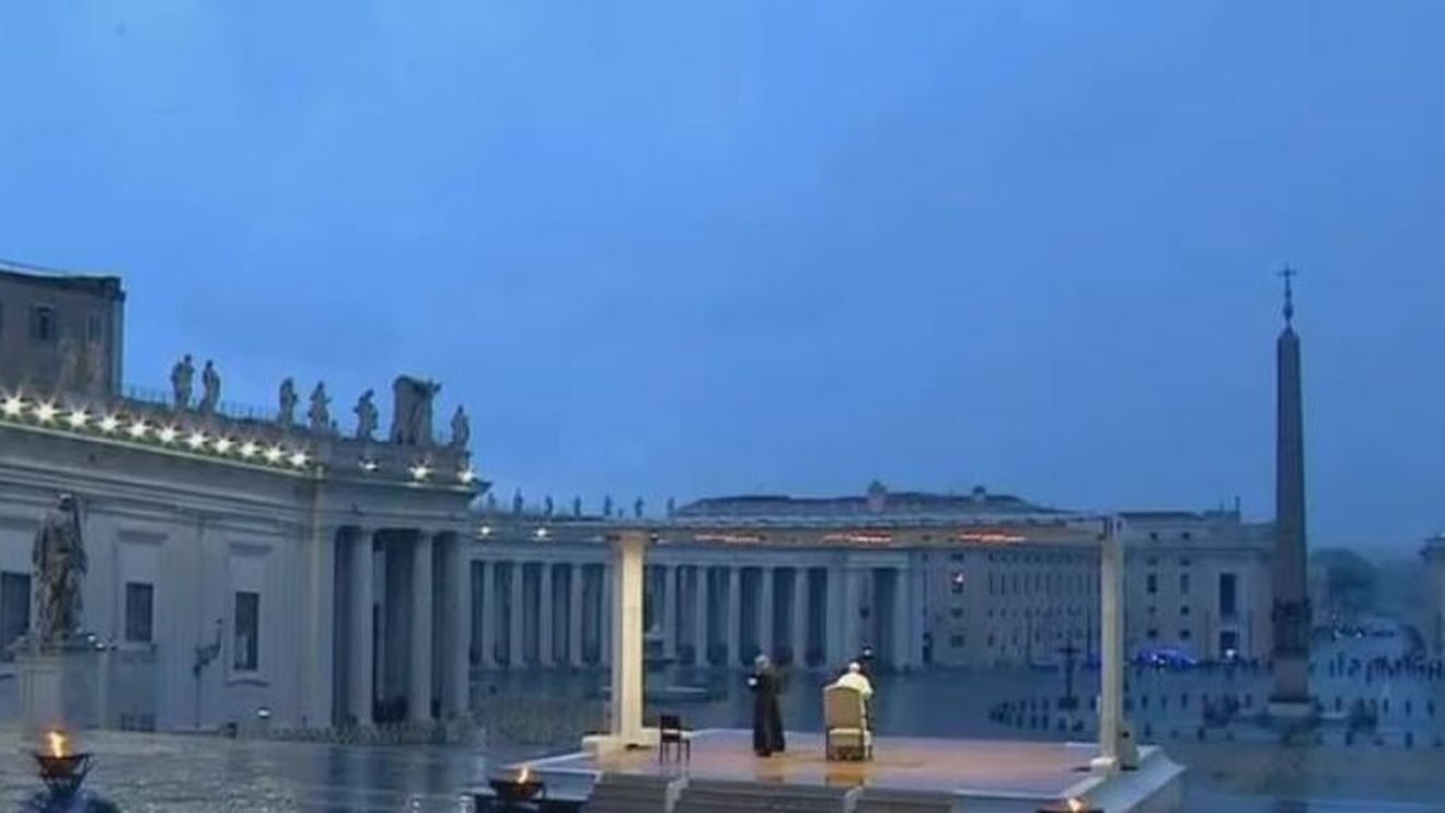Moment unic la Vatican. Papa Francisc se roagă în ploaie pentru oamenii afectați de coronavirus. VIDEO