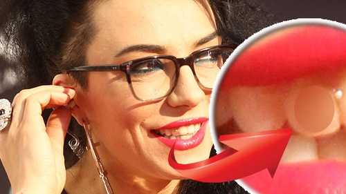 DJ Wanda si-a "tatuat" dintele! Nici nu iti trece prin cap ce desen si-a facut! Si e din aur!