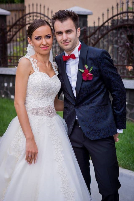 Raluca şi Victor Dincă au devenit părinţi de fetiţă în urmă cu două luni. Sursa foto: Facebook