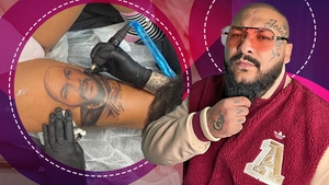 O româncă din Germania e ”fiartă” pe celebrul manelist. Și-a tatuat chipul lui Dani Mocanu pe picior. Mesajul haios