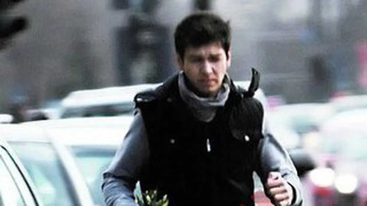 Iubitul Elenei Gheorghe se grabeste sa ofere flori altei femei