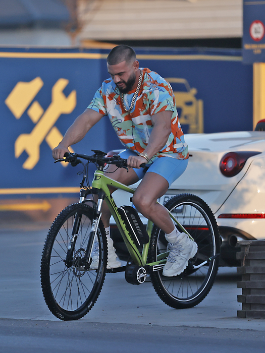 Rămas fără permis de conducere, Dorian Popa s-a conformat și a început să pedaleze (Foto: CANCAN.RO)