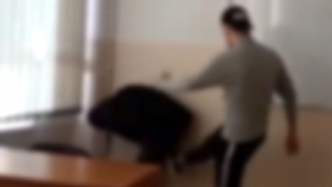 Scene șocante la o școală din Vaslui. O profesoară a fost bătută cu bestialitate cu o țeavă, de către un elev de 12 ani