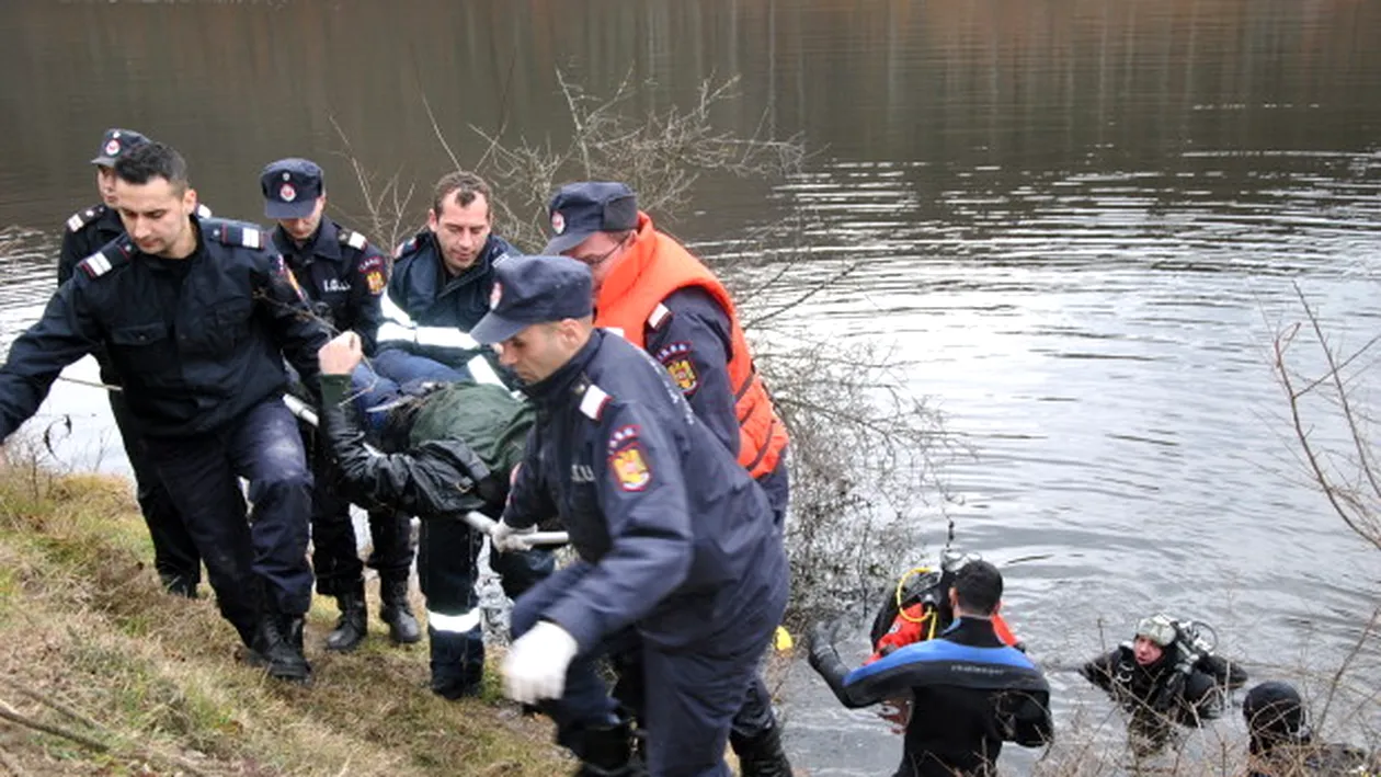 O maşină cu 5 persoane la bord a plonjat în Dunăre! ”A ajuns la mal...”
