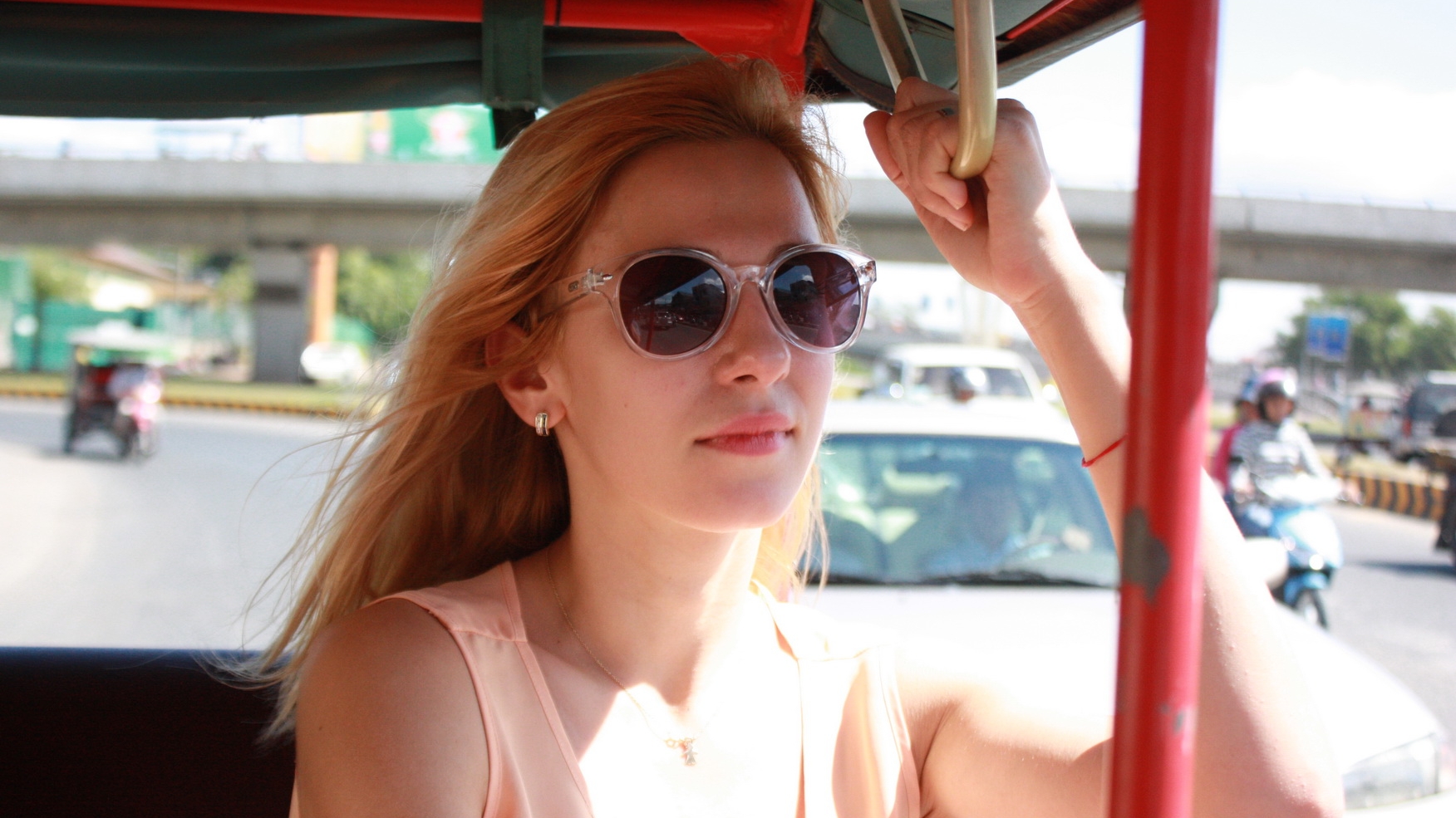 Dana Rogoz, fascinată de călătoria în Cambodgia: "Am mâncat cu localnicii, am încercat şarpe, cangur, crocodil, dar şi greieri"