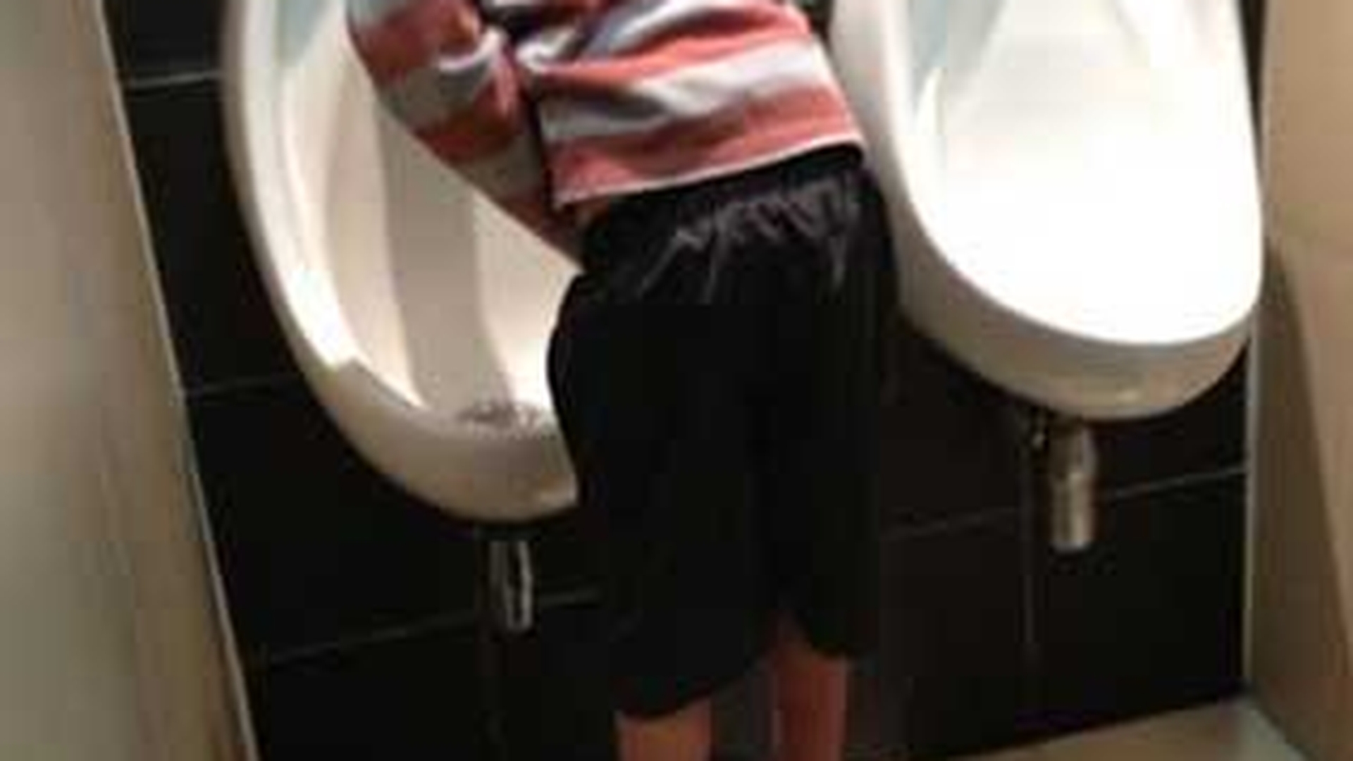 Frate, frate, dar fac pe mine! Pustii astia doi se ajuta unul pe altul pentru a ajunge la pisoar - Vezi metoda fabuloasa prin care se ridica unul pe altul