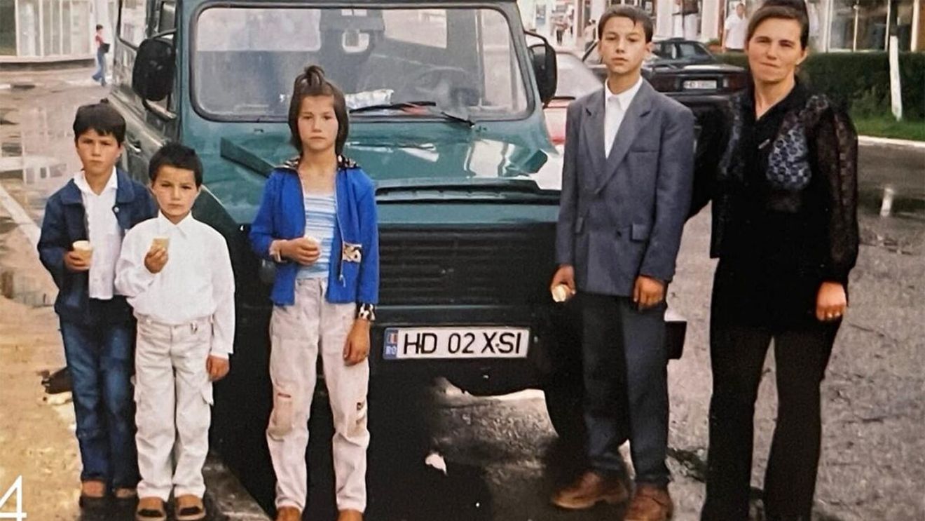 Îi recunoști?! Așa arătau în 2004. Acum, sunt una dintre cele mai faimoase familii din showbiz-ul românesc