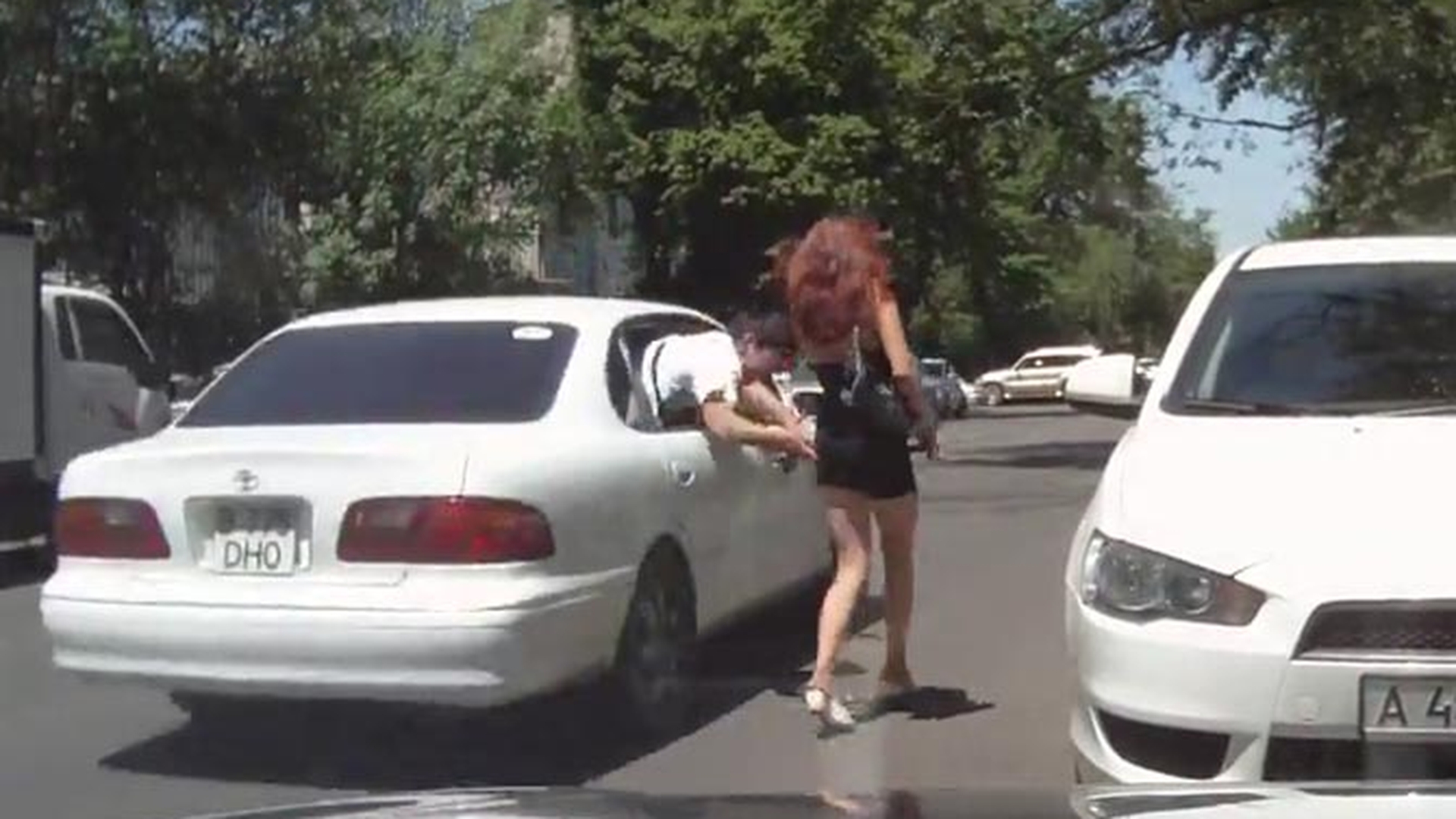 Touch and GO! Gagica asta hot nici nu stie ce a lovit-o cand cativa cocalari dintr-o masina trec in viteza pe langa ea, ii pun mana pe fund si-i ridica fusta