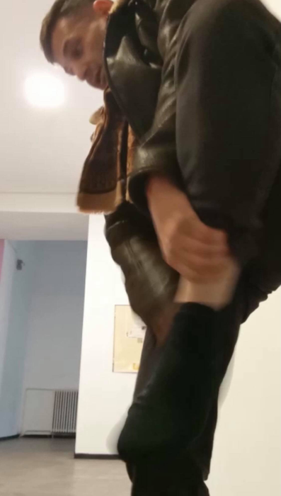 „Bodyguardul lui Dumnezeu” a ajutat un tânăr nevoiaș cu o pereche de șosete, în preajma Crăciunului