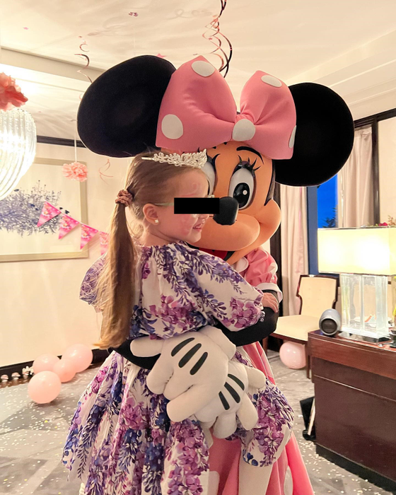 Fiica lui Max Crăciun în brațele lui Minnie Mouse/ Sursă foto - Instagram.com