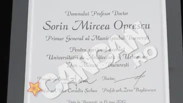 La implinirea a 120 de ani de la infiintarea institutiei, Oprescu i-a oferit cheia orasului presedintelui Universitatii de Arhitectura