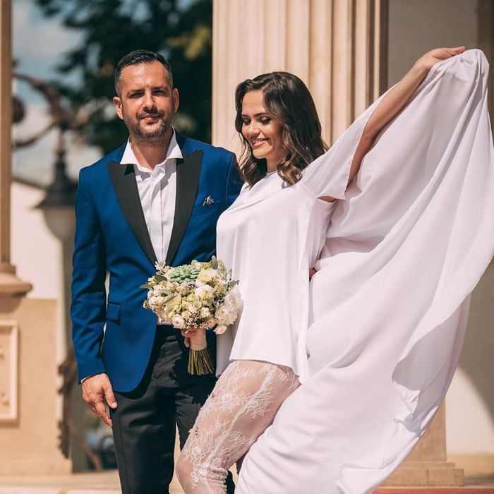 Cristina Șișcanu, criticată după ce a purtat o rochie cu un decoleu generos: “Faci ce faci şi arăţi părţile ruşinoase!”