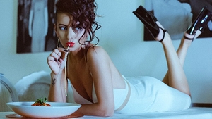 Giulia in sanii goi in intimitatea casei sale! Cum a fost surprinsa cantareata! Vedeta este mai mult decat HOT