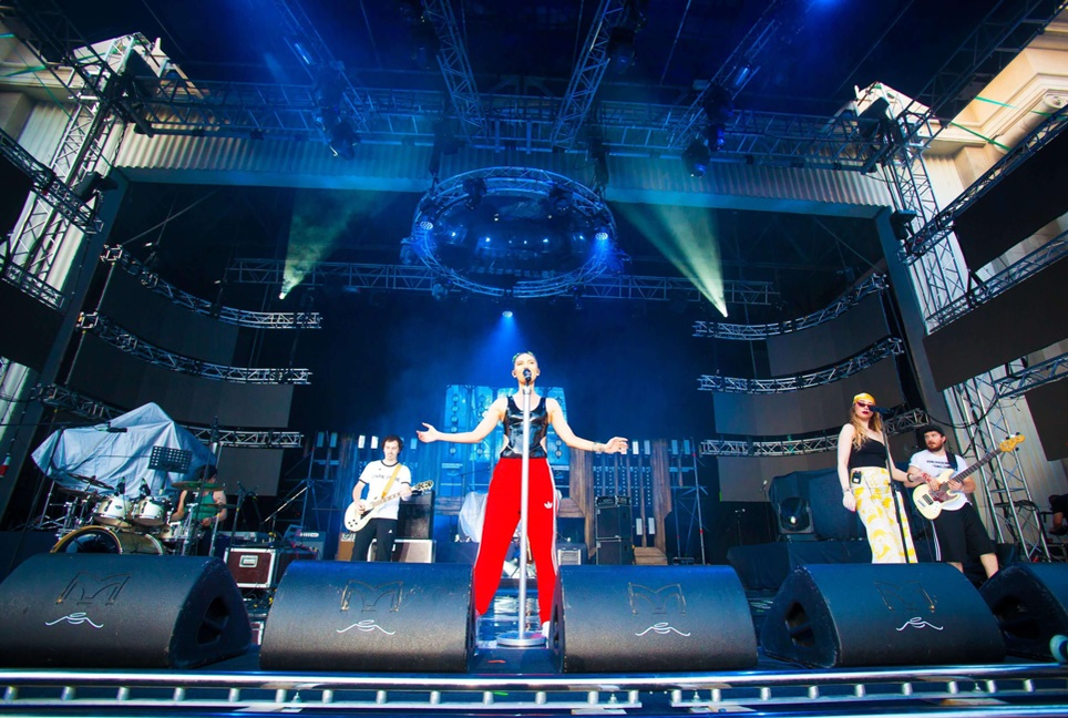 Gina Pistol și-a susținut iubitul împreună cu “socrii ei”! Imagini senzaționale de la concertul lui Smiley de la Arenele Romane