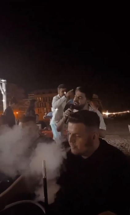 Karmen, apariție sexy și senzuală într-un club din Mamaia! Într-o rochie mulată și foarte scurtă, a fost filmată când și-a atins soțul în zona intimă