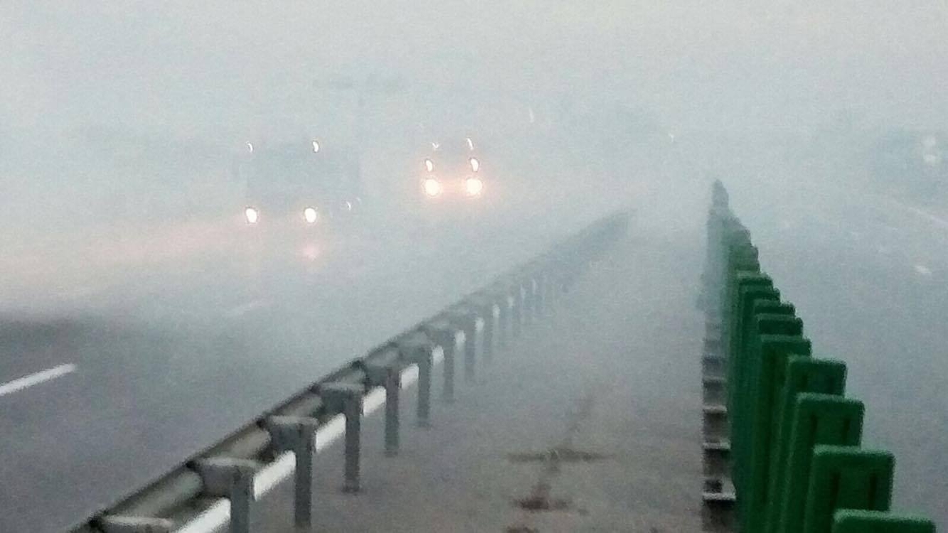 Autostrada A2, blocată din cauza unui incendiu! Poliţia şi pompierii au ajuns la faţa locului