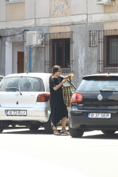 Dana nu s-a putut dezlipi de punga de bomboane