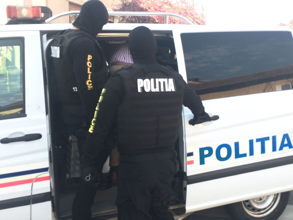 Mama copilului și cei doi pedofili au fost reținuți