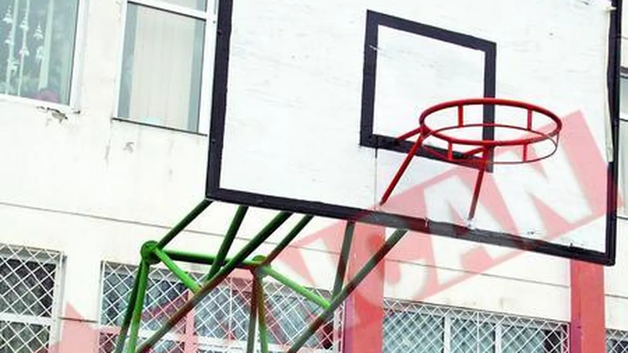 S-a spanzurat de cosul de baschet