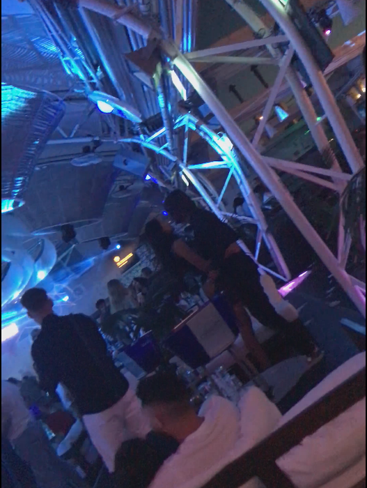 Dan Alexa este foarte atent cu iubita lui, cu care dansează