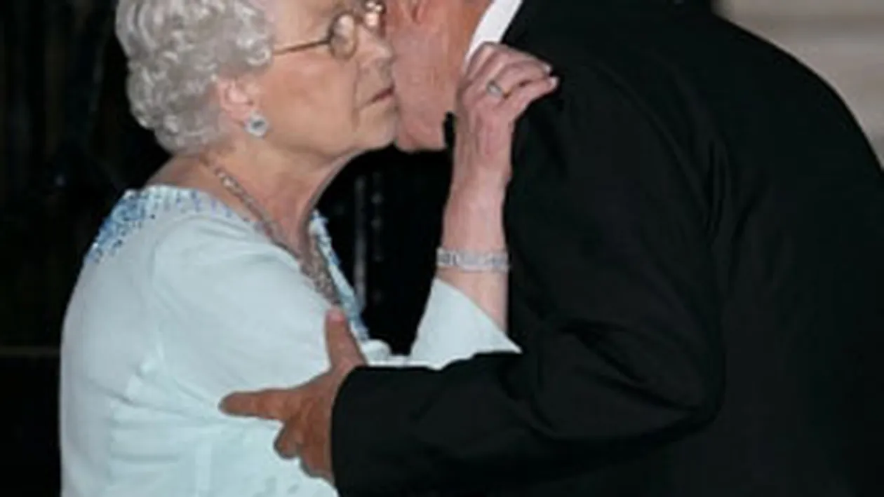 Regina Elisabeta a II-a, cu  rochia patata la un dineu si lantul gentii rupt