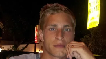 Fotbalistul englez scalpat de romi, in Salaj, respecta “traditiile” romanesti: se spala la lighean si se pozeaza langa WC!