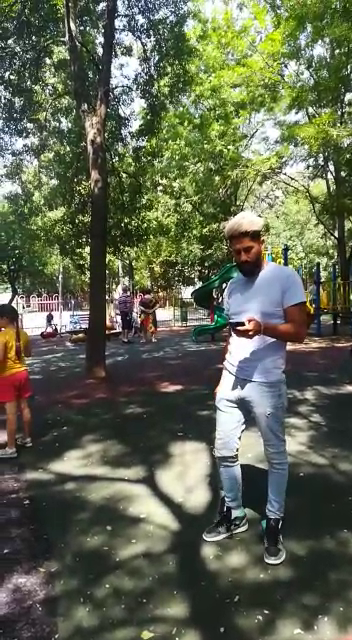 Connect-R și-a scos fetița în parc, iar cei din jur…
