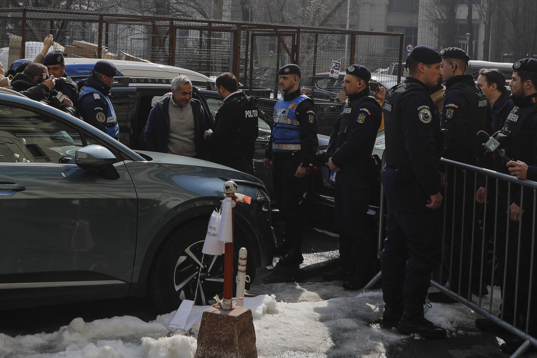 BREAKING | Călin Georgescu, oprit în trafic și ridicat de polițiști. A fost dus la Parchetul General!