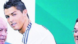 Cat de prost sa fii! Cristiano Ronaldo a trimis pozele sexy cu o admiratoare la toata agenda lui telefonica!