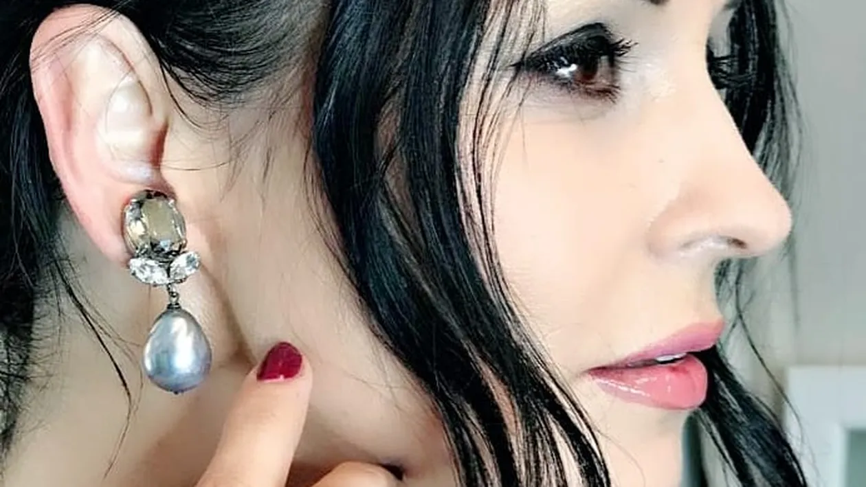 Cum arată Andreea Marin blondă, cu părul scurt. A postat o fotografie pe contul personal de socializare și...