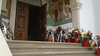 Transmitem LIVE pe Facebook imagini de la biserica unde este depus trupul ILENEI CIUCULETE!