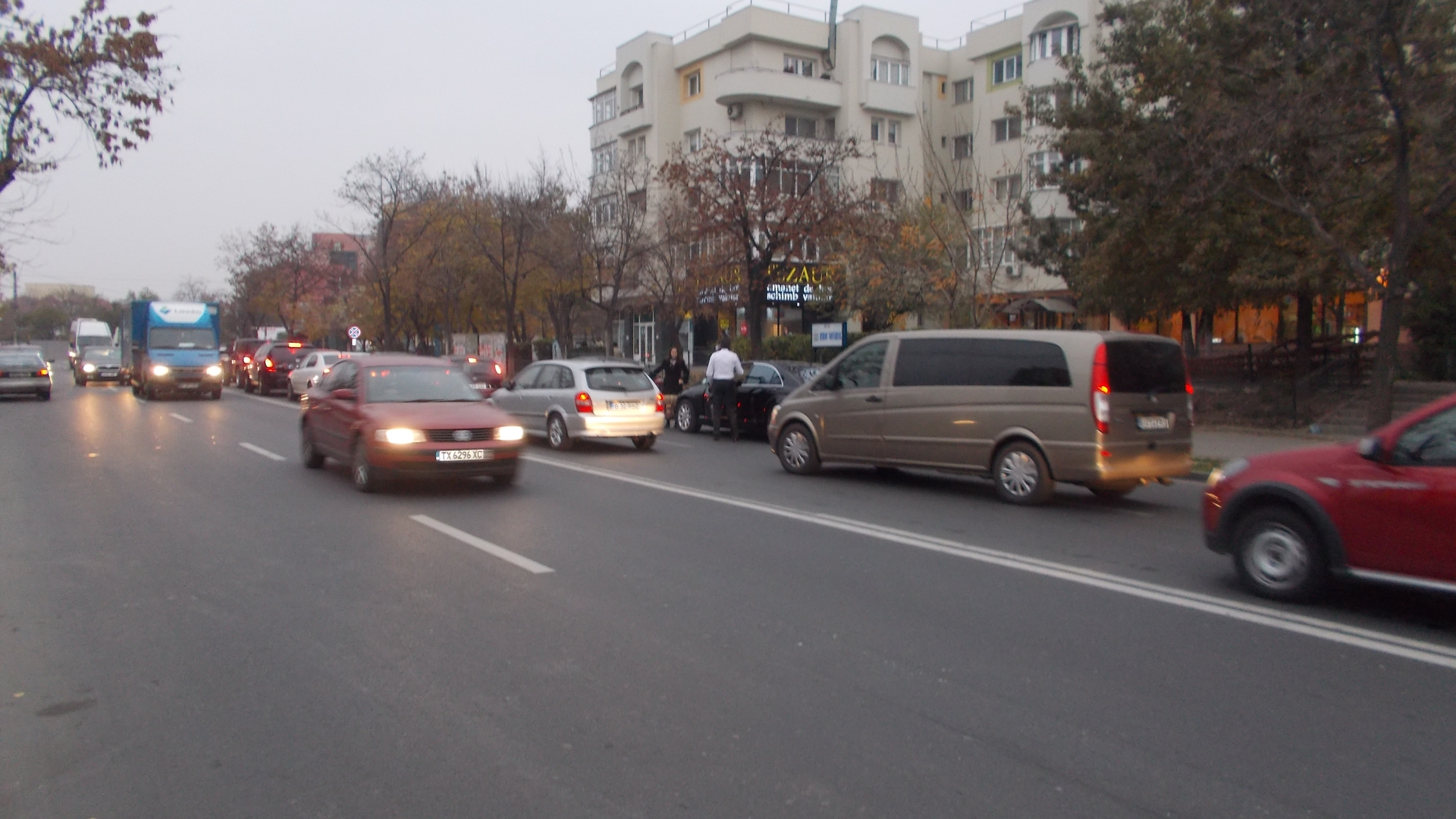 Condamnarea nu i-a scazut popularitatea lui Gica Popescu! A fost oprit in trafic pentru a da un autograf!