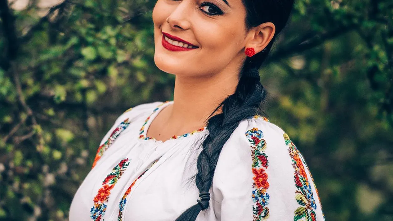 Imagini terifiante! O cântăreaţă de muzică populară a fost bătută într-un club, iar unul dintre unul dintre agresori este  poliţist