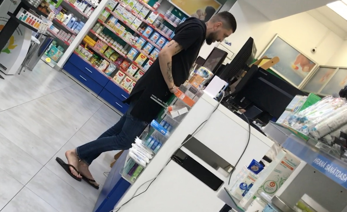 Virgil a mers în toiul nopții la farmacie, în șlapi