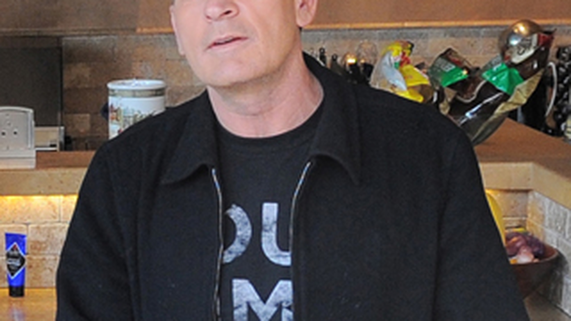 Charlie Sheen a cerut 100 de milioane de dolari daune pentru concedierea din "Doi barbati si jumatate"