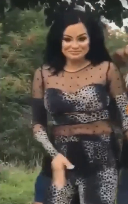 Carmen de la Sălciua se atinge în zona intimă