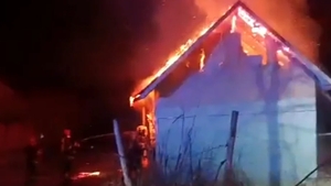 Două persoane au murit, după ce casa lor a luat foc, în Bacău. Aveau 43 și 45 de ani