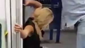 Uluitooooor! O tânără face pipi chiar în ușa metroului! Cum o ajută un călător VIDEO