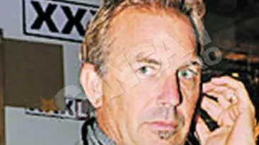 Kevin Costner a fost spectator discret al lui Tom Jones
