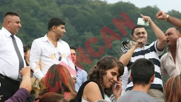 Mii de romi din toata tara sarbatoresc cu manele si gratare Ziua Nationala a Romilor!