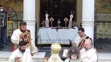 Imagini uluitoare la Catedrala din Constanța! Ce putut sa-i facă o femeie preotului întrece orice imaginație: ”Săraca, e tulbure la minte!”