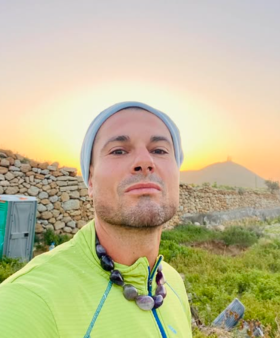 Povestea fascinantă a unui actor român care doarme într-un container și crește păsări în Tenerife! Acum se pregătește să înfrunte cele mai mari ispite la Tempting Fortune!  ”Locuiesc undeva pe câmp, am o grădină și niște găini”