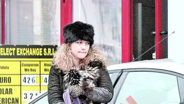 Oana Lis isi musca mereu buzele