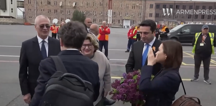 Cât costă rucsascul lui Nicușor Dan, de fapt. N-a renunțat la el nici în timpul vizitei oficiale la Erevan