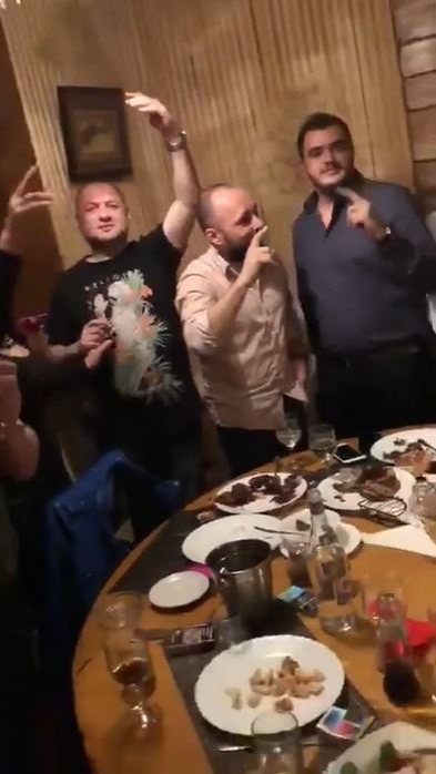 Leo de la Strehaia și soția lui s-au împăcat! Cum s-a îmbrăcat Dana Criminala la o petrecere, unde s-au dat dedicații pe bani