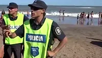 Trei femei au fost evacuate de pe o plajă, iar momentul a fost filmat şi a devenit viral instant. Ce făceau acestea