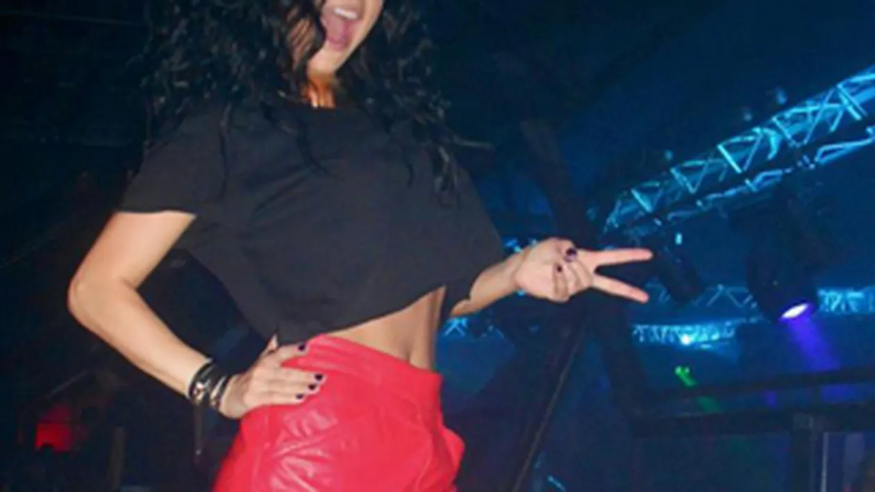 VIDEO Inna a extaziat din nou francezii! Vezi ce sexy e in pantaloni scurti si cu sanii la vedere!